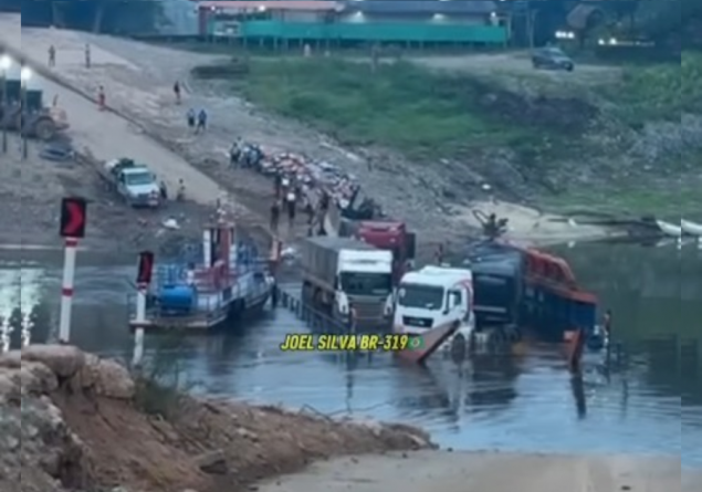 PERDAS E TRANSTORNOS: Balsa afunda e interrompe travessia no rio Igapó-Açu, na BR-319