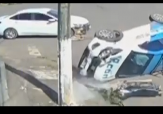 TRÊS VEÍCULOS: Vídeo mostra grave acidente com capotamento na Avenida Abunã