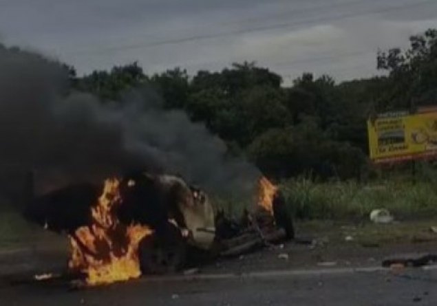 VÍDEO: Caminhonete parte ao meio e pega fogo após grave acidente na BR-364