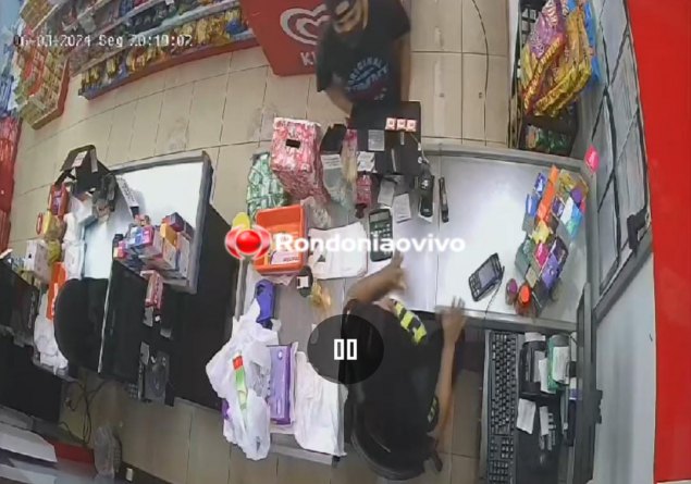 VÍDEO: Assaltante rende funcionária de farmácia e foge com todo o dinheiro do caixa 