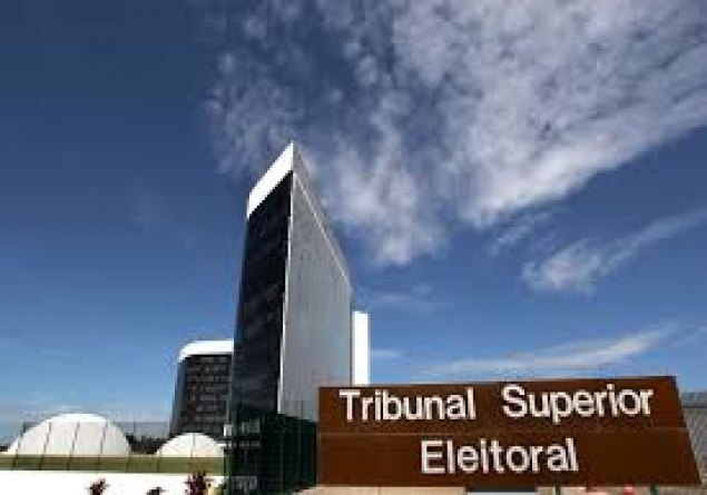 ALTAR PALANQUE: TSE decide que uso de igreja para promover político é abuso de poder 