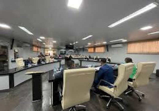 PENDURICALHO: Câmara aprova auxílio-alimentação de R$ 2,4 mil para vereadores e servidores