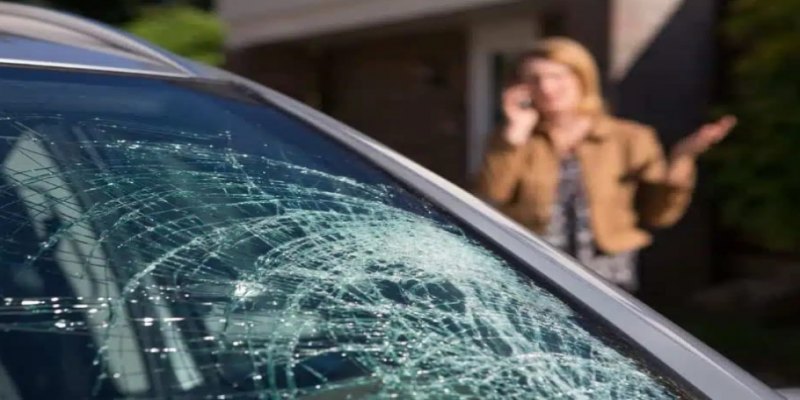 ENCIUMADO: Homem invade casa, agride ex-mulher e quebra carro do atual namorado dela