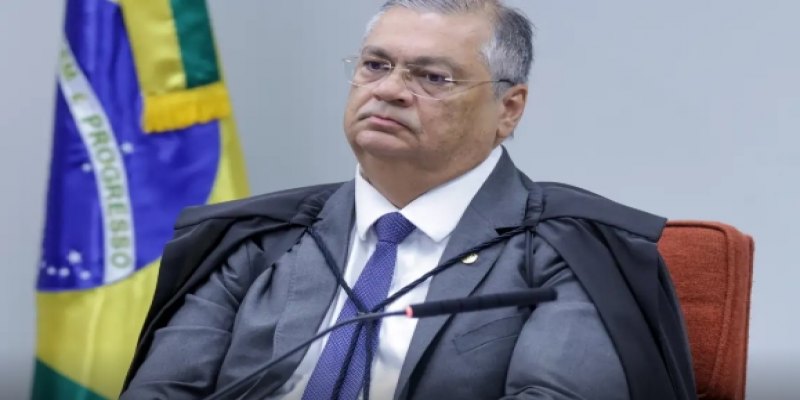 ACIMA DO TETO: Dino manda suspender pagamento de penduricalhos nos Três Poderes