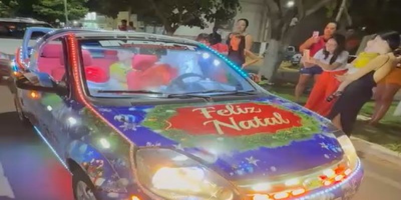 CARRO DECORADO: Professor da APAE realiza campanha de Natal para arrecadar brinquedos e doces