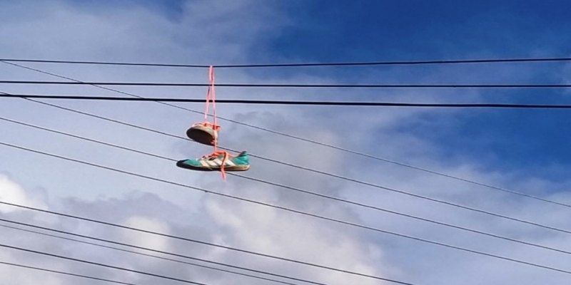 PERIGO: Objetos estranhos na rede elétrica podem colocar população em risco