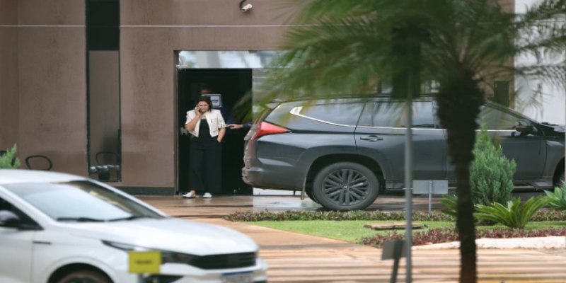 'NÃO ESTÁ BEM': Michelle diz que Bolsonaro caiu e bateu cabeça na cela