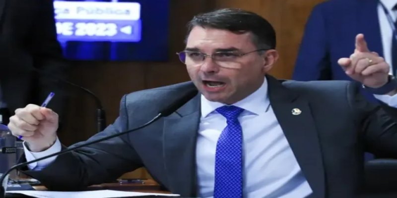 VÍDEO: Antes de vazamento, Flávio Bolsonaro negou mensagens com Vorcaro