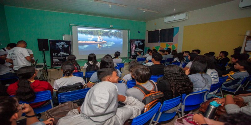 TEMAS SOCIOAMBIENTAIS: Em Itapuã do Oeste, CINEMAZÔNIA leva cinema amazônico a estudantes na escola