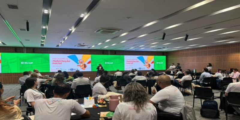 FINANÇAS NA MOCHILA: Sicredi e Seduc formam profissionais para levar educação financeira às escolas