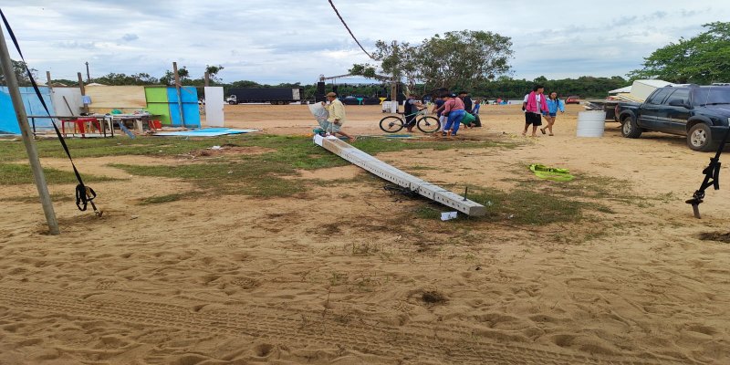 MAIOR SUSTO: Ventania derruba tendas e barracas e deixa dois feridos durante Festival de Praia em Pimenteiras