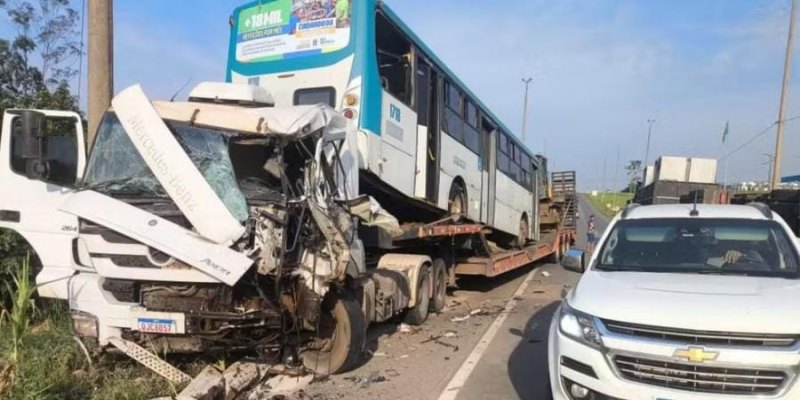 NA BR-364: Motorista evita matar motoqueiro e fica preso às ferragens em grave acidente   